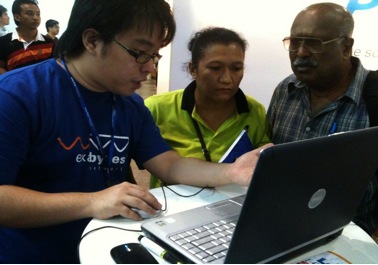 Exabee Clement Chau giving a free demo to intrigued customers